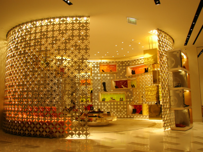 Grille décorative en or pour Louis Vuitton