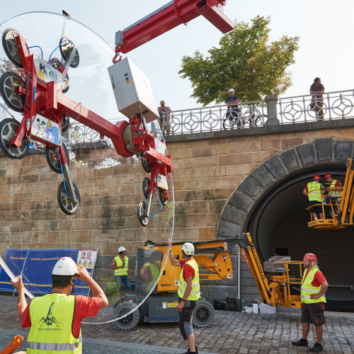 Image: Sipral installe six cellules vitrées quai de Rašín, sur la rive droite de fleuve Vltava