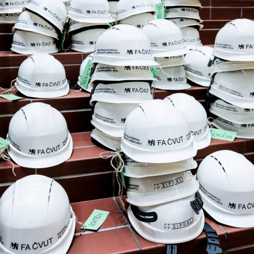 Image: Sipral a soutenu la production de casques de protection en souvenir pour les nouveaux diplômés de la faculté d'architecture ČVUT